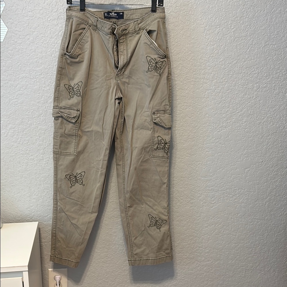 Hollister Ultra high-rise Dad pant with Butterfly Embroider. Size 10R/ waist 30R